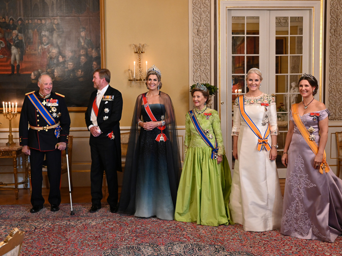 Ready for the evening's gala dinner: King Harald, King Willem-Alexander, Queen Máxima, Queen Sonja, Crown Princess Mette-Marit and Princess Märtha Louise. Photo: Sven Gj. Gjeruldsen, The Royal Court
